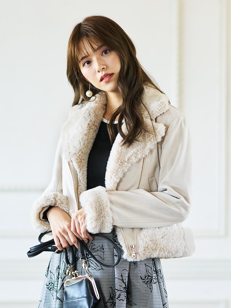 大人のフェミニンコーデ！甘くなりすぎないポイントとは？｜【公式